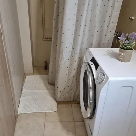 Leonidas Private In アパート *